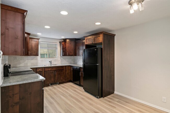 Building Photo - Exceptional Apartment Living in Boise’s North End