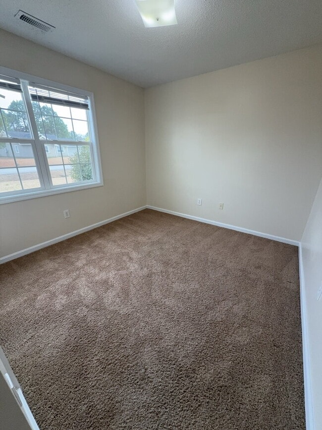 Building Photo - Stunning 3 Bedroom Home in Hubert-708 Covington Ct.