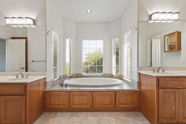 Building Photo - 13700 Madrone Mountain Way