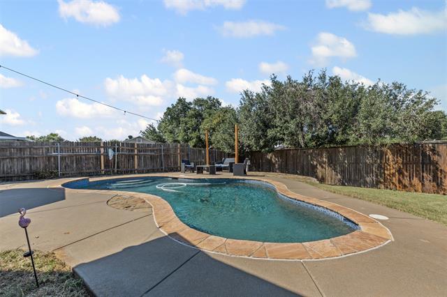 Building Photo - 4215 Bent Oaks Dr