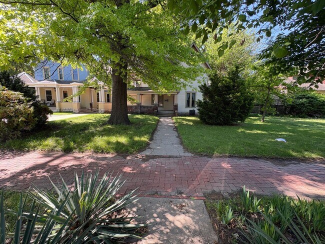 Building Photo - 4 bedroom 2 bathroom Historic Home Downtown Manhattan KS