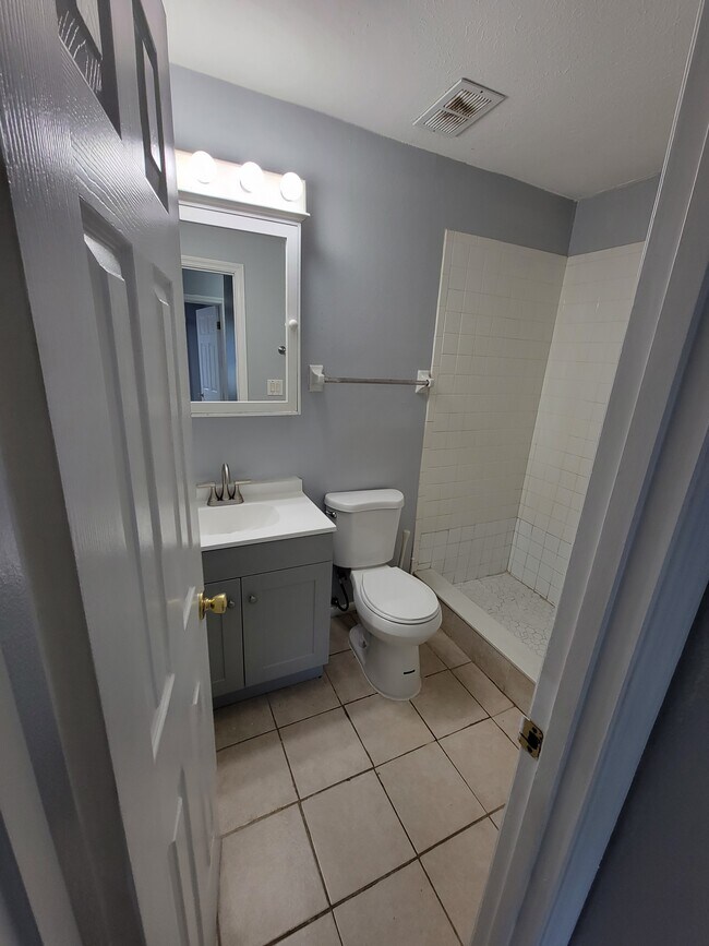 Building Photo - 4846 Royal Palm Ave