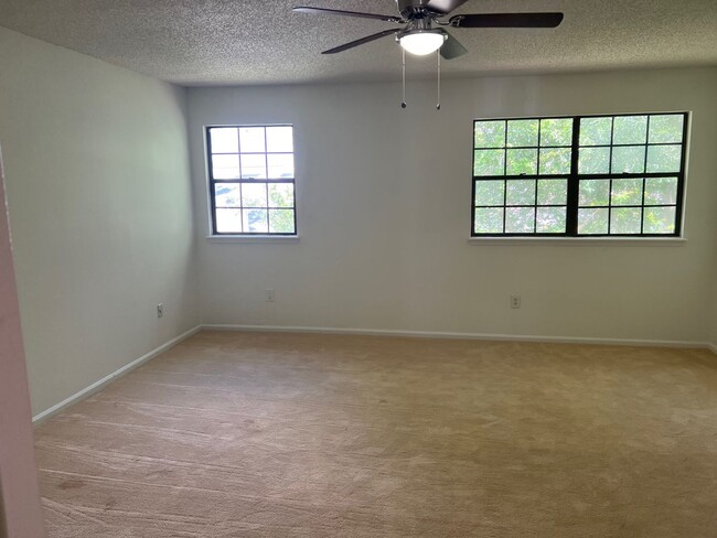 Building Photo - 3948 Meadowview Dr N