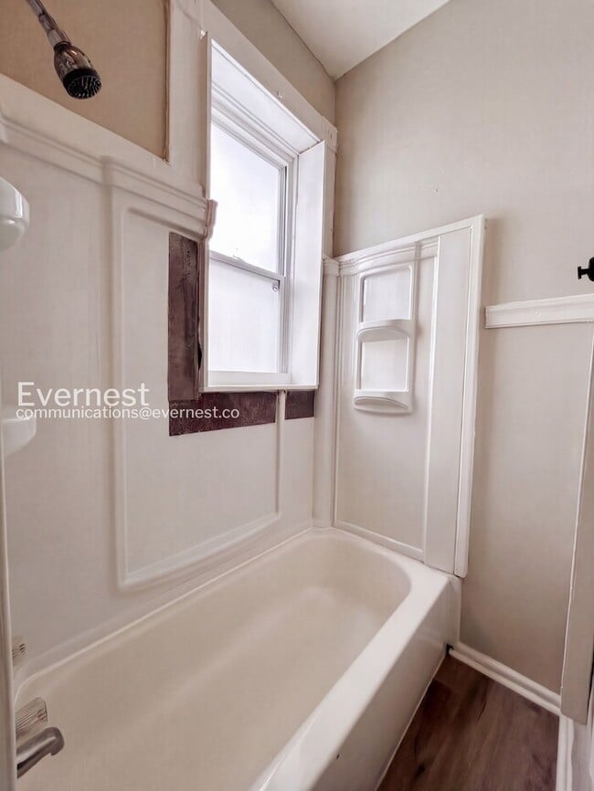 Building Photo - 2 Bed/1 Bath Unit 2F in St. Louis / Vouchers Accepted / Available Now!