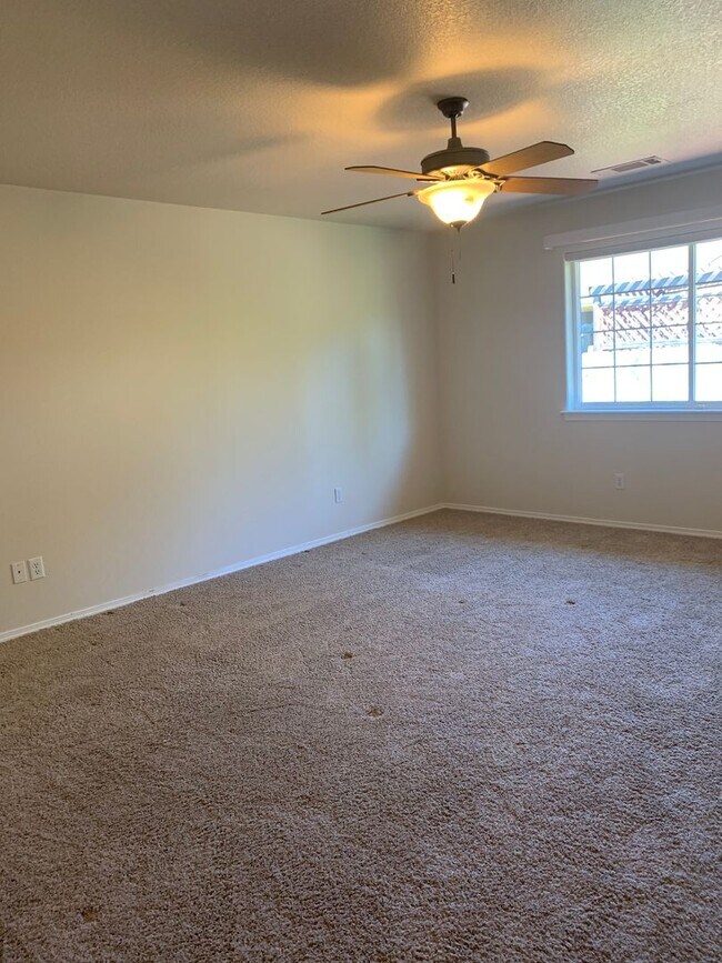 Building Photo - 3BD 2BTH w/2 Car Garage & Landscaped Yard
