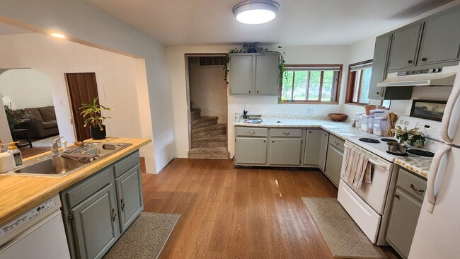 Building Photo - 4+ Bedroom Home Near Local Schools and Par...