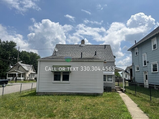 Building Photo - 2119 Maple Ave NE