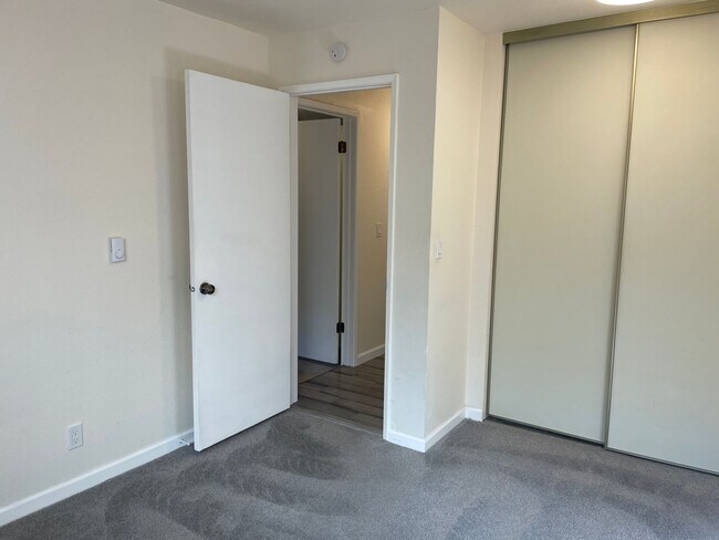 Building Photo - $500 off 1st months rent!!  Bright and Modern Northgate Condo!