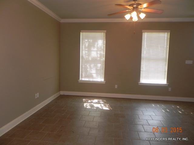 Building Photo - Three Bedroom Townhouse in Gated Community...