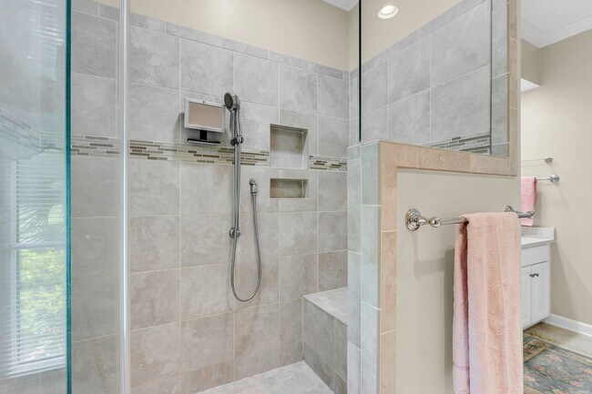 Building Photo - Welcome to the Desirable Landings on Skidaway Island - MIN 6 Month Lease - Fully Furnished