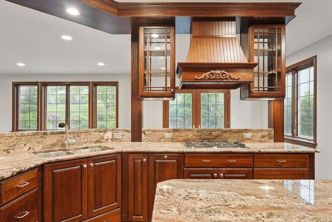 Building Photo - Charming 5 Bedroom, 3.5 Bathroom Home in M...