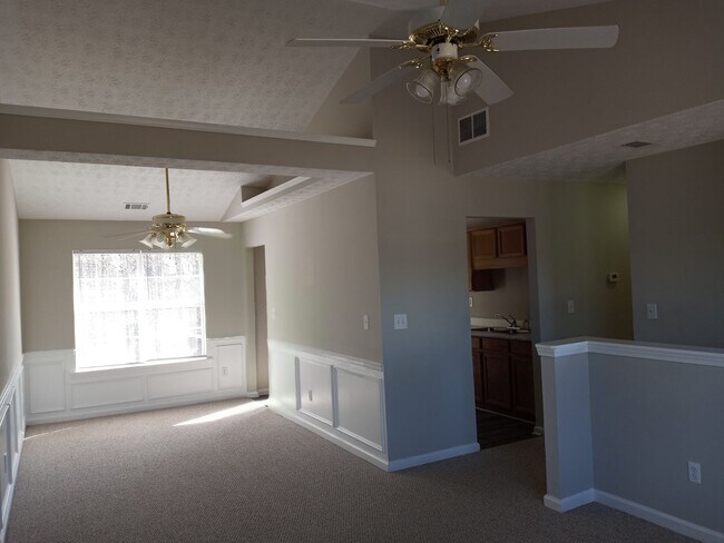 Building Photo - 3/2 with Large Bonus Room  - Split level h...