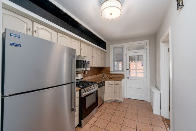 Building Photo - 3-Bedroom, 1.5 Bathroom Home in Belair-Edison