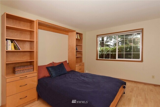 2nd bedroom w/ murphy bed - 909 N 35th St
