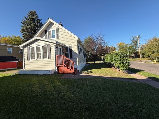 Building Photo - Duluth MN 3-Bedroom - 3-Bath Single Family Home with Garage