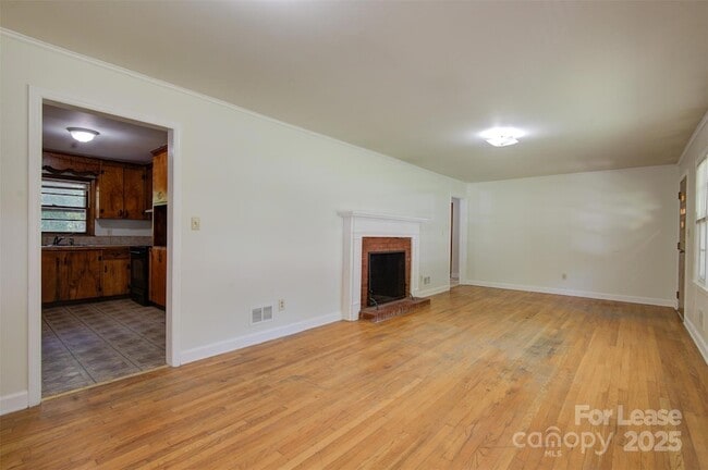 Building Photo - 607 W 19th Ave