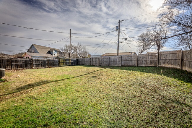 Building Photo - 4804 NW Hoover Ave