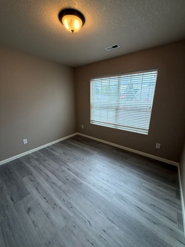 Building Photo - 6108 NE 84th Ave
