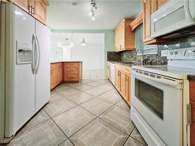 Building Photo - 211 S Lake Dr