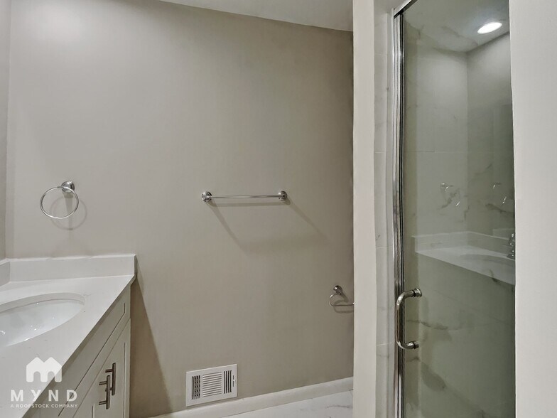 Building Photo - 1322 N Cliff Valley Way NE