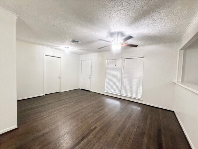 Building Photo - 523 Wisteria St