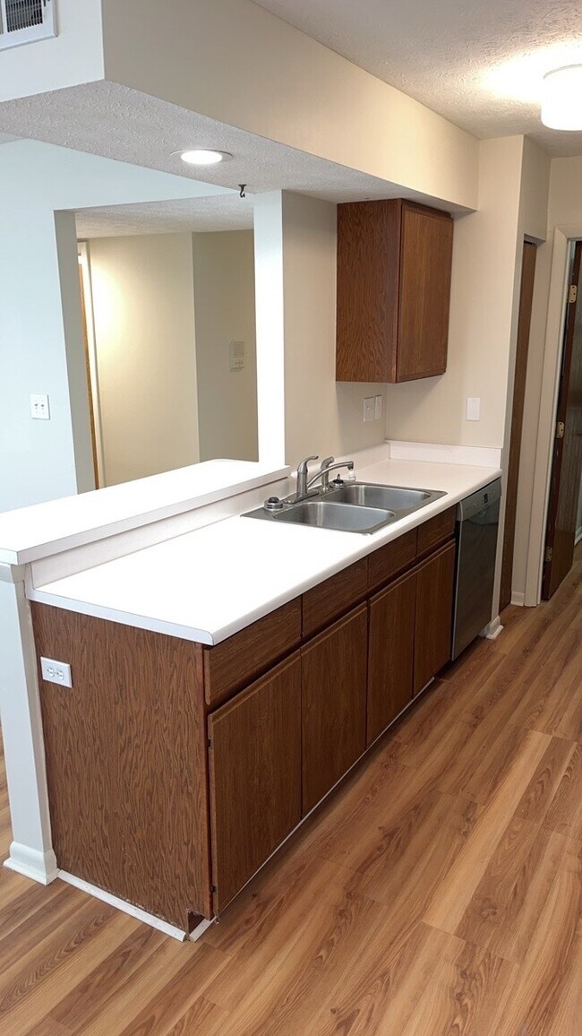 Building Photo - 1420 Lake Pointe Way