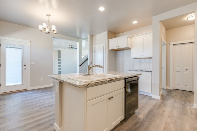 Building Photo - Adorable and Affordable Alley Load Home For Rent in Meridian!  A must see!