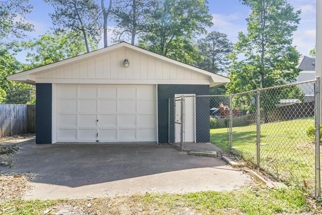 Building Photo - 1517 Gaylor Cir SE