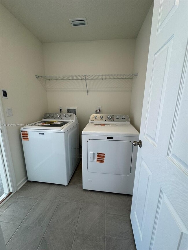 Building Photo - 55 Signet Cir