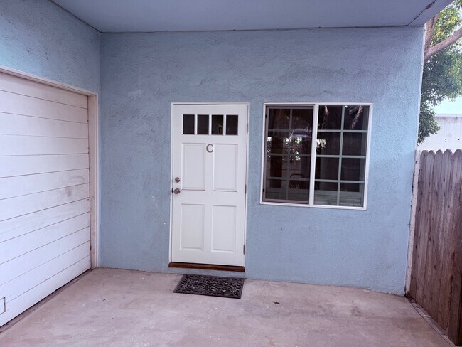 Building Photo - 323 S Francisca Ave