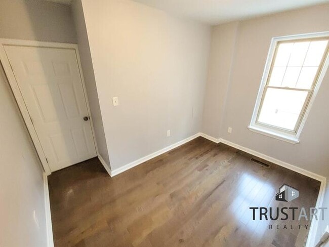 Building Photo - 3 Bedroom House in Germantown