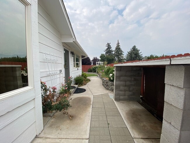 Building Photo - 4/3/2 Beautiful Home in Minden