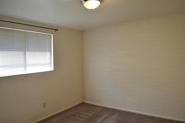 Building Photo - 472 E Granite Ave