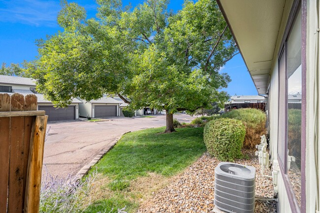 Building Photo - Remodeled townhouse, big rooms, big garage