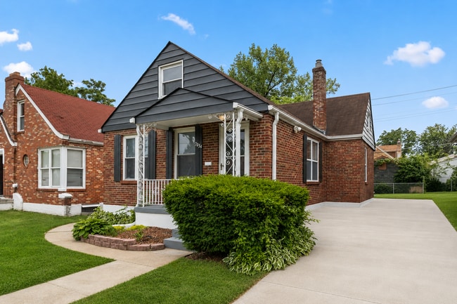 Building Photo - Cozy University City Brick Home with Basement & Off-Street Parking Near WashU & The Loop