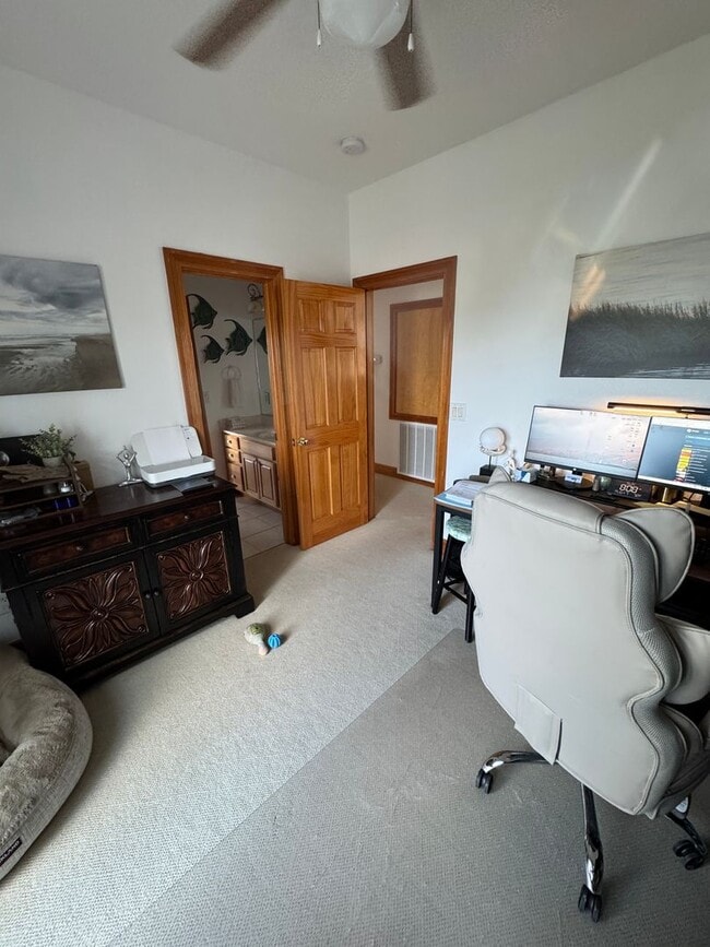 Building Photo - Top Floor Condo with Stunning Sound Views