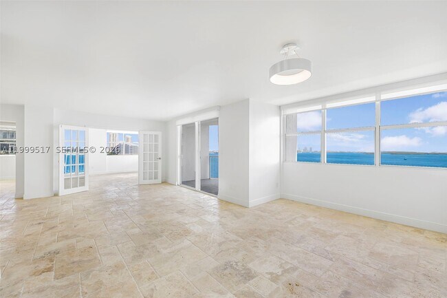 Building Photo - 1420 Brickell Bay Dr
