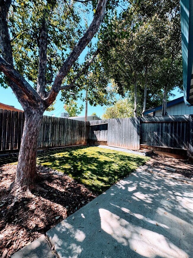 Building Photo - 10453 Sierra Crst Dr