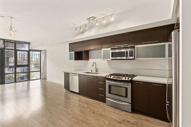 Building Photo - Open 2bdrm 1 bath with floor to ceiling windows!
