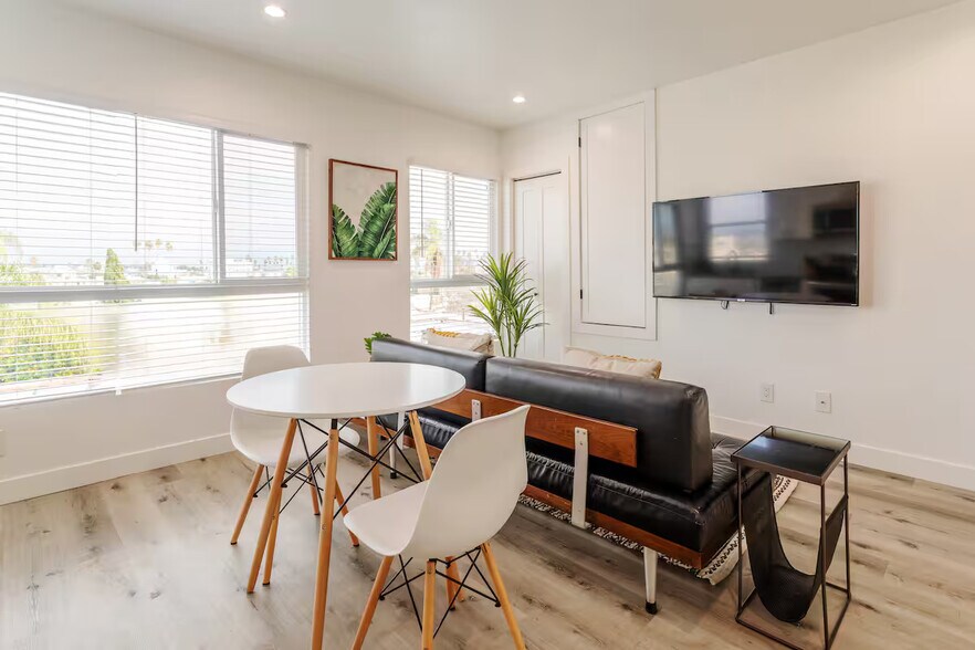 Building Photo - 331 1/2 N Alexandria Ave