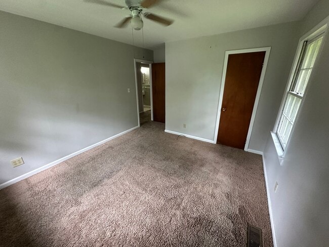 Building Photo - 3 Bedrooms, 1 Bathroom - Lindale House