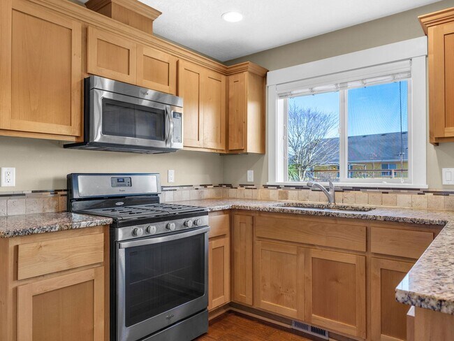 Building Photo - 330 SW Kalmia Ave