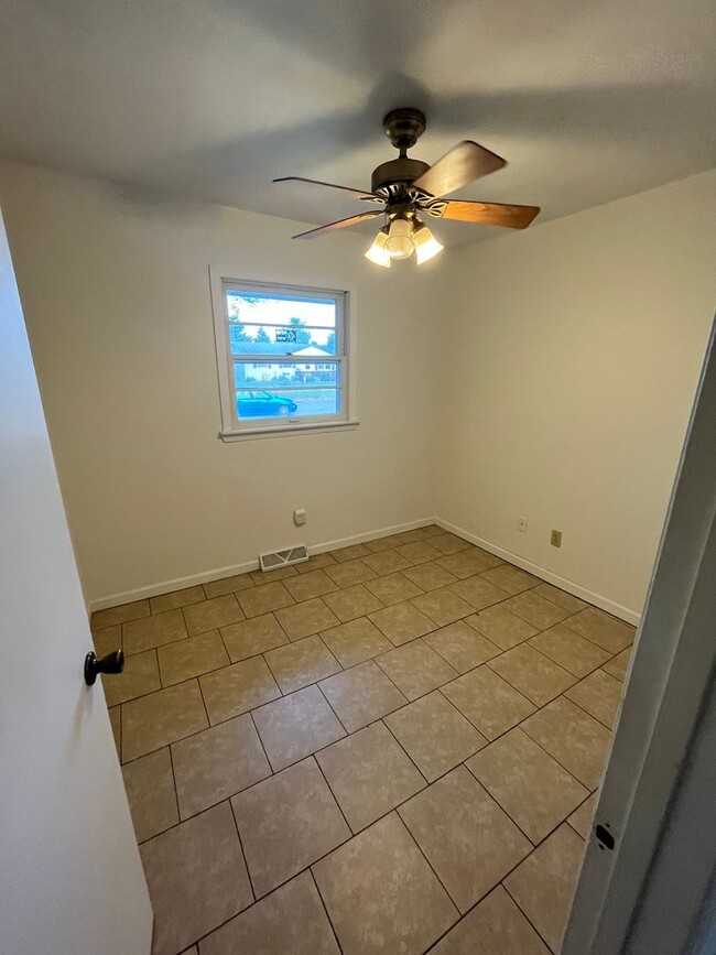Building Photo - 3 bedroom 1 bath home in Loves Park