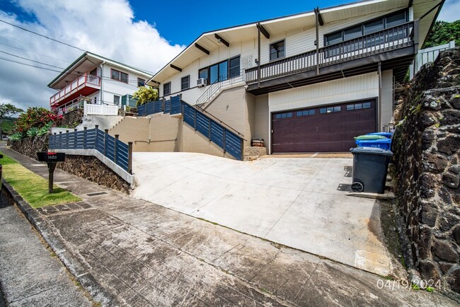 Primary Photo - MOANALUA GARDENS Very Spacious 2BR/1BA/ple...