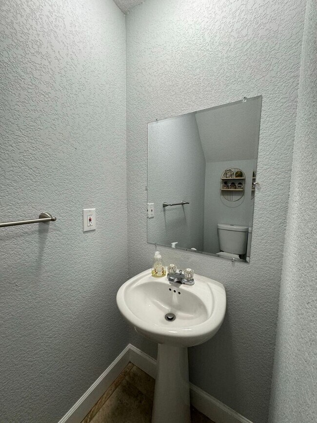 Building Photo - Welcome to this charming and spacious home!