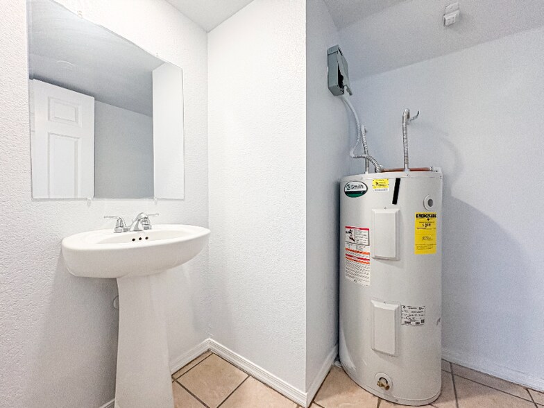 Building Photo - 6802 N 17th Ave