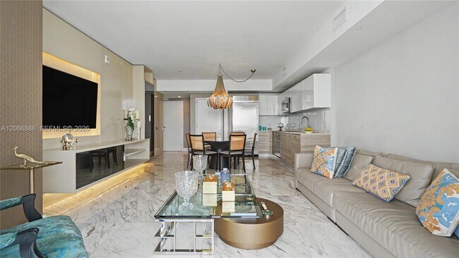 Building Photo - 1300 Brickell Bay Dr