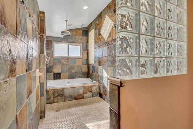 Building Photo - 8913 N Pine Hollow Dr