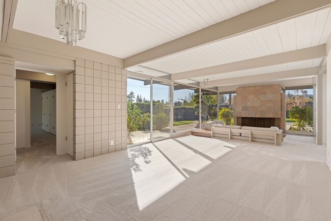 Building Photo - Stunning Mid-Century Modern 4 BR 3 BA with Bonus Room and Office