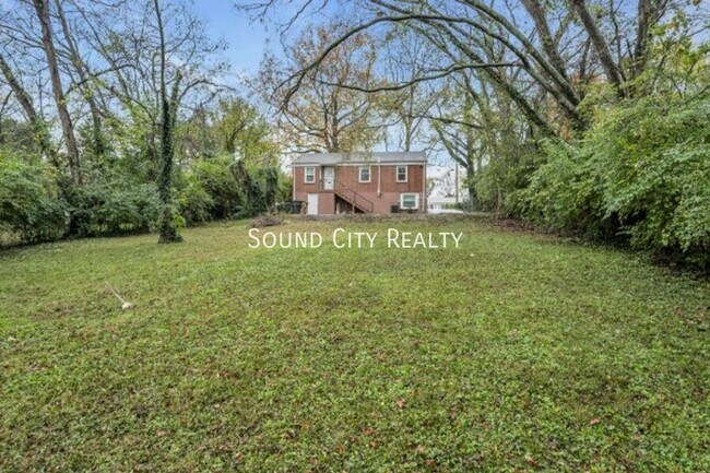 Building Photo - 2820 St Edwards Dr